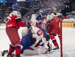 Adam Sýkora aTomáš Cibulka počas zápasu Slovensko - Česko na MS v hokeji 2026.