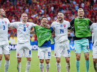 Slovenskí futbalisti oslavujú triumf nad Belgickom