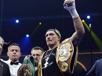 Oleksandr Usyk oslavuje triumf nad Tysonom Furym.