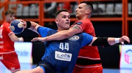 Zľava Marek Páleš (HK Kúpele Bojnice) a Šimon Macháč (MŠK Považská Bystrica)
