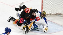 Na snímke vľavo Tom Kühnhackl (Nemecko) a brankár Matej Tomek (Slovensko) počas zápasu Nemecko - Slovensko na turnaji o Nemecký pohár.