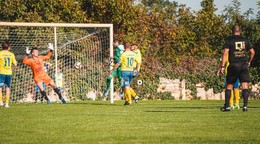 Brankár FK Slovan Šahy Ľudovít Belák v jesennom zápase v Tvrdošovciach.