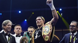 Oleksandr Usyk oslavuje triumf nad Tysonom Furym.