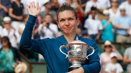 Simona Halepová s trofejou po víťazstve na Roland Garros 2018.