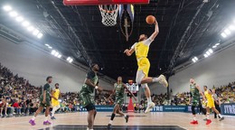 Na snímke sprava v popredí Milan Szabó (Inter) a Tony Hollis Hicks (Levice) počas štvrtého finálového zápasu play off Tipos SBL v basketbale mužov medzi Inter Bratislava - Patrioti Levice.