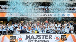 Na snímke hráči Slovana Bratislava oslavujú majstrovský titul.