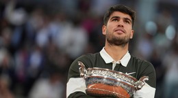Carlos Alcaraz s trofejou po víťazstve na Roland Garros 2025.