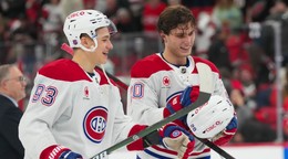Ivan Demidov (vľavo) a Juraj Slafkovský (vpravo) v drese Montrealu Canadiens. 