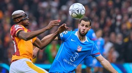 Victor Osimhen a Dávid Hancko.