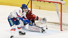 Gustavs Davis Griglas (Lotyšsko), ktorého prekonáva počas nájazdu Kristián Pospíšil (Slovensko) v prípravnom stretnutí Slovensko - Lotyšsko.