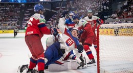 Adam Sýkora aTomáš Cibulka počas zápasu Slovensko - Česko na MS v hokeji 2026.