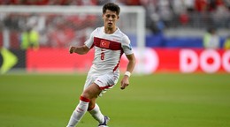 Arda Güler (8) s loptou počas zápasu skupiny D na MS vo futbale medzi Tureckom a Paraguajom.