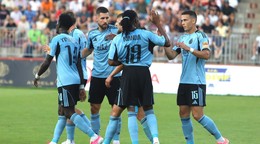 Hráči Slovana sa tešia z gólu počas zápasu 1. kola futbalovej Niké ligy MFK Dukla Banská Bystrica - ŠK Slovan Bratislava.