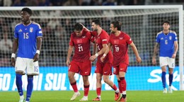 Tureckí futbalisti oslavujú gól. 