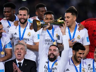 Futbalisti Realu Madrid sa tešia z trofeje na MS klubov FIFA 2022.