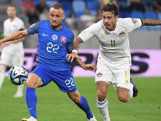 Stanislav Lobotka a Dennis Salanovič v kvalifikačnom zápase J-skupiny na EURO 2024 Slovensko - Lichtenštajnsko.