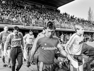 Hráči prichádzajú na odvetný zápas DAC Dunajská Streda - Bayern Mníchov. V popredí kapitáni Klaus Augenthaler a Dušan Liba.