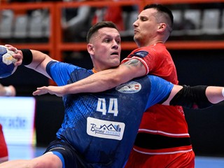 Zľava Marek Páleš (HK Kúpele Bojnice) a Šimon Macháč (MŠK Považská Bystrica)