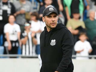 Tréner Petržalky Michal Kuruc počas prvého zápasu baráže o Niké ligu FC Petržalka - MFK Zemplín Michalovce 21. mája 2024 v Bratislave.