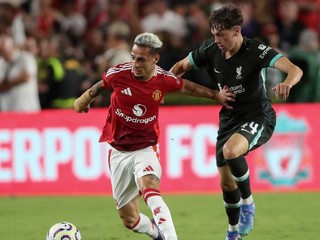 Antony (vľavo) a Luke Chambers v zápase Liverpool FC - Manchester United.