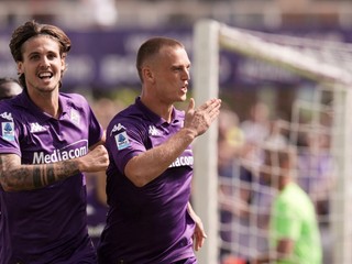 Albert Gudmundsson (vpravo) sa teší po strelenom góle v zápase ACF Fiorentina - Lazio Rím v 5. kole Serie A.