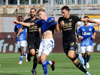 Ignace Van der Brempt (vľavo) a Diego Coppola v zápase Calcio Como - Hellas Verona v 5. kole Serie A.