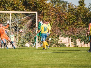 Brankár FK Slovan Šahy Ľudovít Belák v jesennom zápase v Tvrdošovciach.