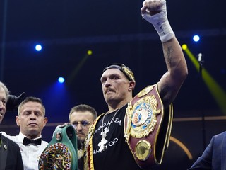 Oleksandr Usyk oslavuje triumf nad Tysonom Furym.