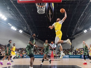 Na snímke sprava v popredí Milan Szabó (Inter) a Tony Hollis Hicks (Levice) počas štvrtého finálového zápasu play off Tipos SBL v basketbale mužov medzi Inter Bratislava - Patrioti Levice.