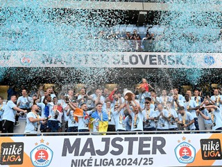 Na snímke hráči Slovana Bratislava oslavujú majstrovský titul.