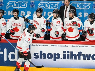 Nathan MacKinnon oslavuje gól na MS v hokeji 2025. 