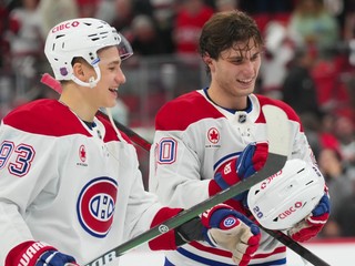 Ivan Demidov (vľavo) a Juraj Slafkovský (vpravo) v drese Montrealu Canadiens. 