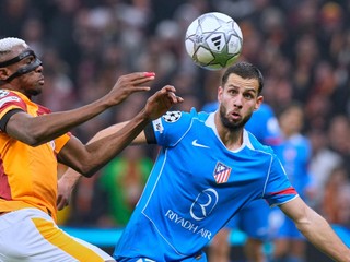 Victor Osimhen a Dávid Hancko.