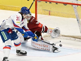 Gustavs Davis Griglas (Lotyšsko), ktorého prekonáva počas nájazdu Kristián Pospíšil (Slovensko) v prípravnom stretnutí Slovensko - Lotyšsko.