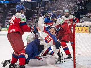 Adam Sýkora aTomáš Cibulka počas zápasu Slovensko - Česko na MS v hokeji 2026.
