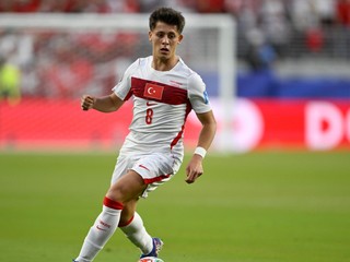 Arda Güler (8) s loptou počas zápasu skupiny D na MS vo futbale medzi Tureckom a Paraguajom.