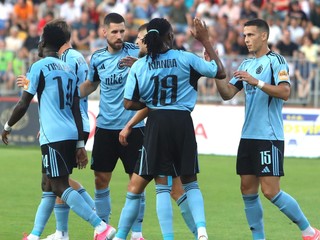 Hráči Slovana sa tešia z gólu počas zápasu 1. kola futbalovej Niké ligy MFK Dukla Banská Bystrica - ŠK Slovan Bratislava.