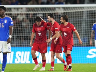 Tureckí futbalisti oslavujú gól. 