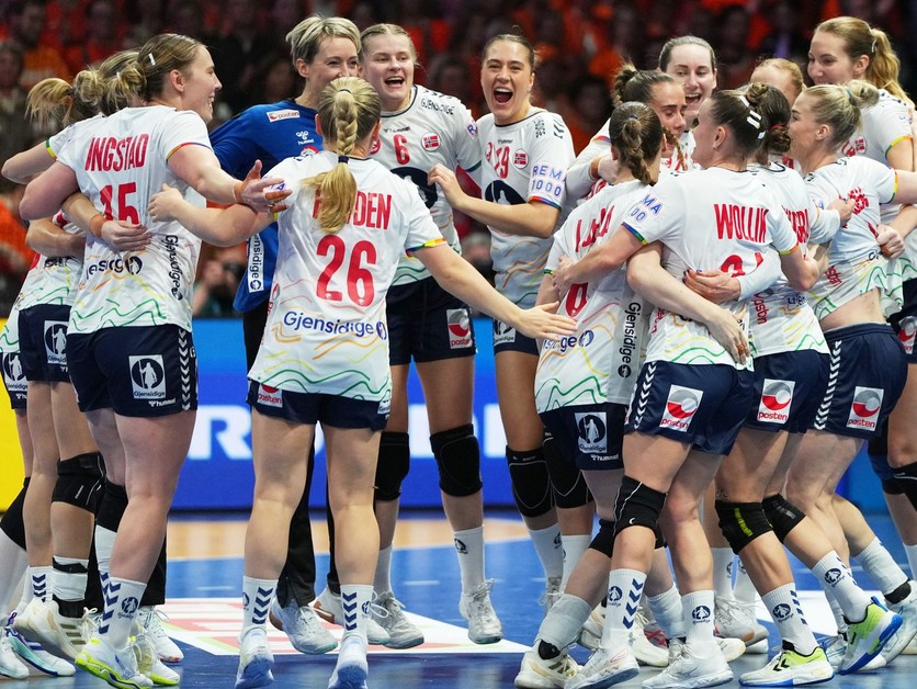 Radosť nórskych hádzanárok po postupe do finále na MS 2025.