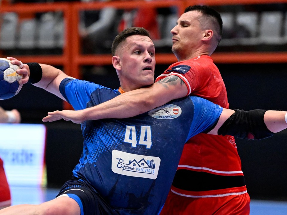 Zľava Marek Páleš (HK Kúpele Bojnice) a Šimon Macháč (MŠK Považská Bystrica)