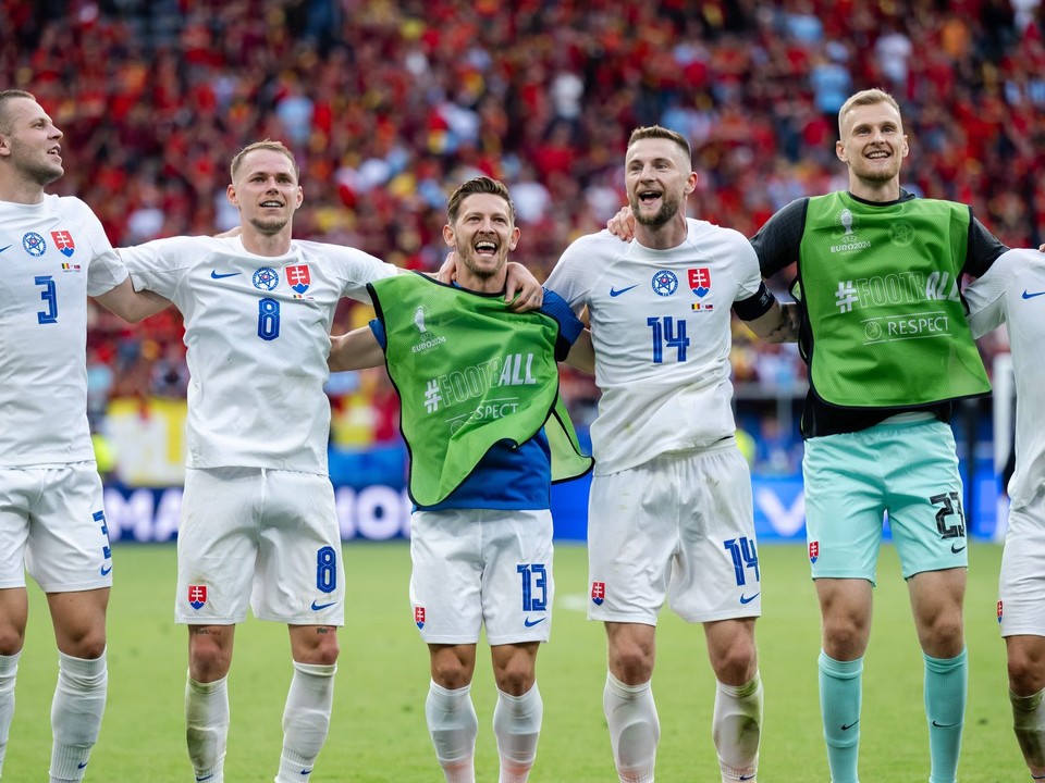 Slovenskí futbalisti oslavujú triumf nad Belgickom