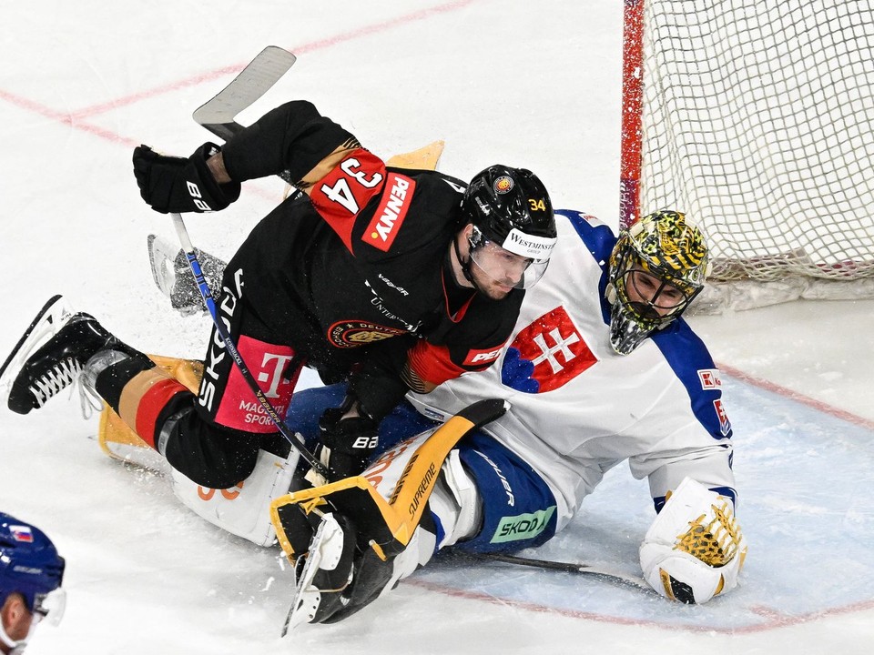 Na snímke vľavo Tom Kühnhackl (Nemecko) a brankár Matej Tomek (Slovensko) počas zápasu Nemecko - Slovensko na turnaji o Nemecký pohár.
