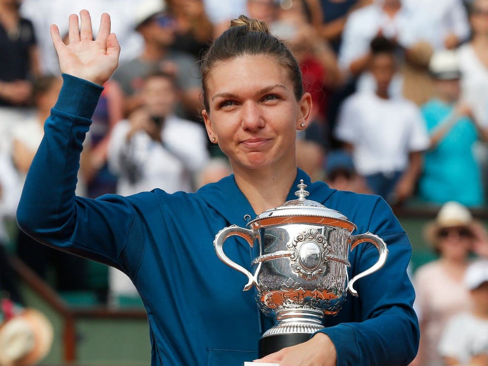 Simona Halepová s trofejou po víťazstve na Roland Garros 2018.