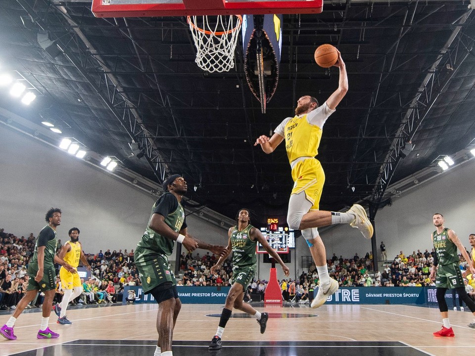 Na snímke sprava v popredí Milan Szabó (Inter) a Tony Hollis Hicks (Levice) počas štvrtého finálového zápasu play off Tipos SBL v basketbale mužov medzi Inter Bratislava - Patrioti Levice.
