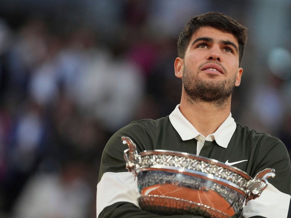 Carlos Alcaraz s trofejou po víťazstve na Roland Garros 2025.