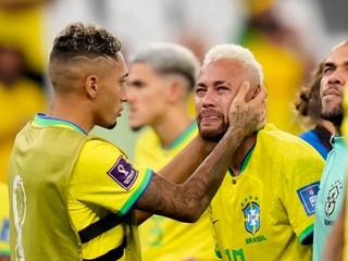 Neymar v slzách po prehre Brazílie s Chorvátskom v štvrťfinále MS v Katare. 