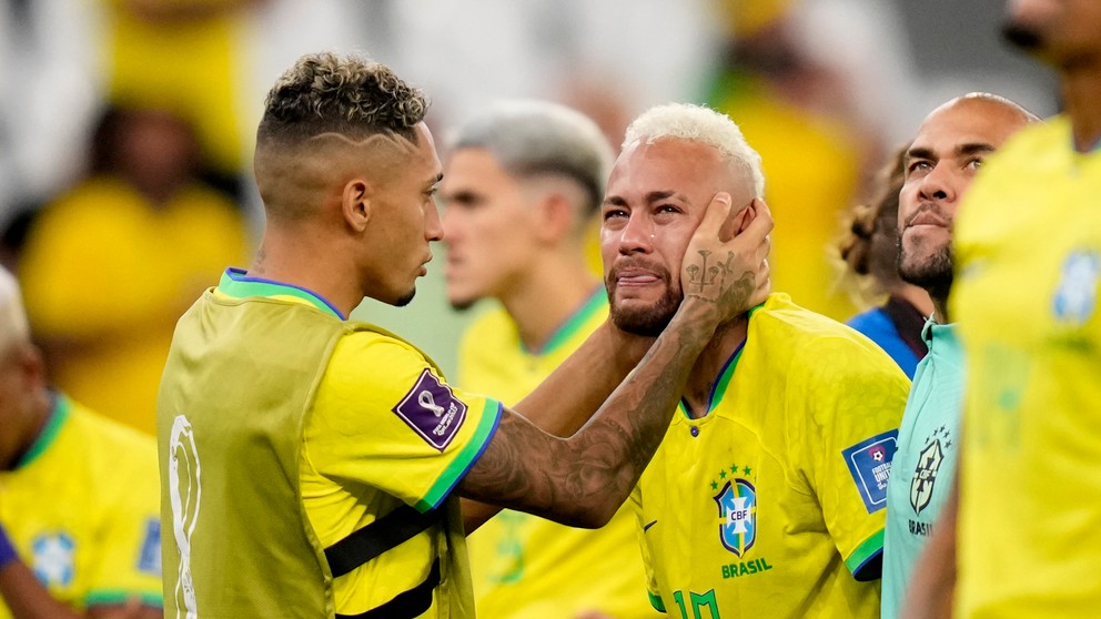 Neymar v slzách po prehre Brazílie s Chorvátskom v štvrťfinále MS v Katare. 