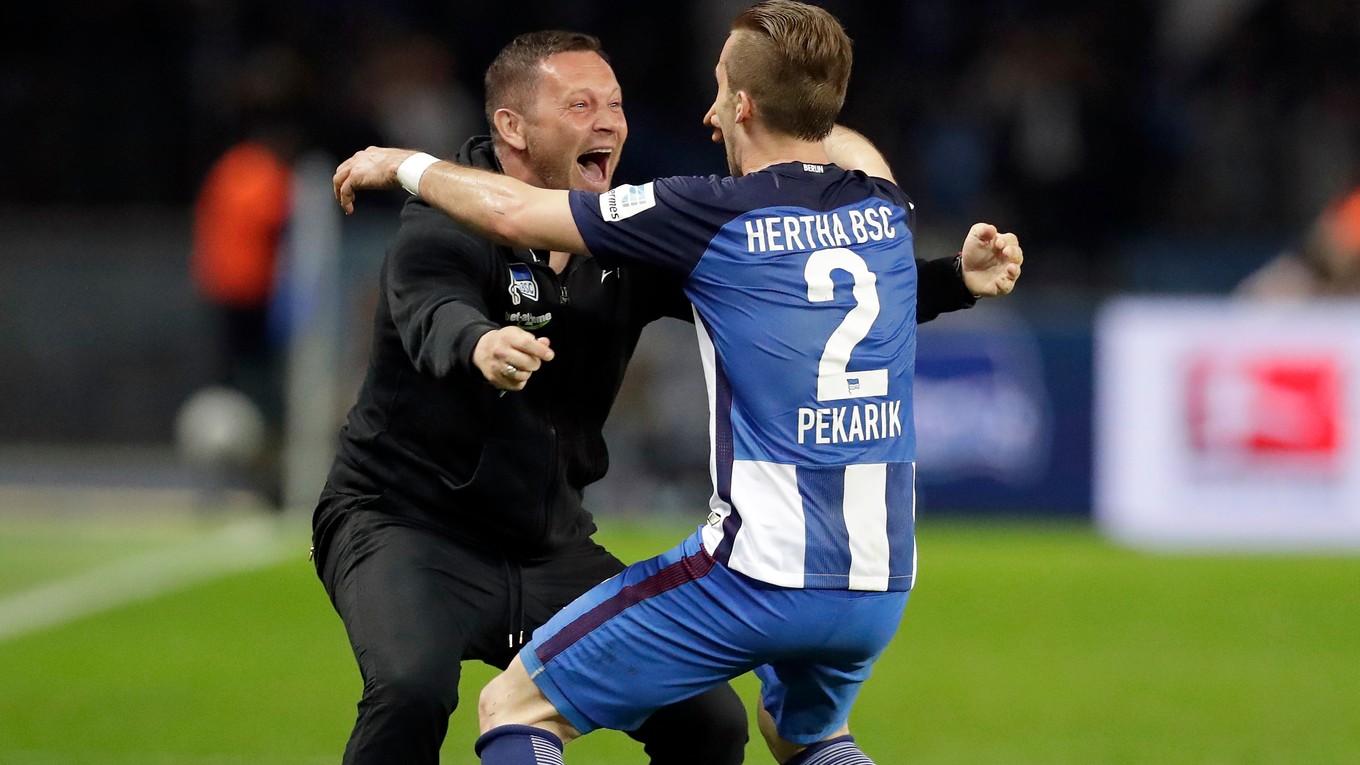 Tréner Pál Dárdai a Peter Pekarík v drese klubu Hertha Berlín.