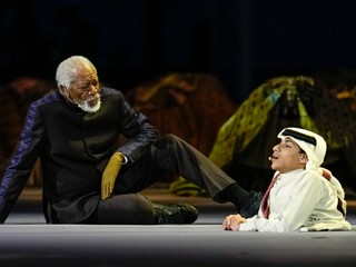 Morgan Freeman na otváracom ceremoniáli MS vo futbale v Katare.  