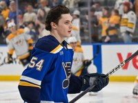 Dalibor Dvorský počas debutu v NHL za tím St. Louis Blues. 